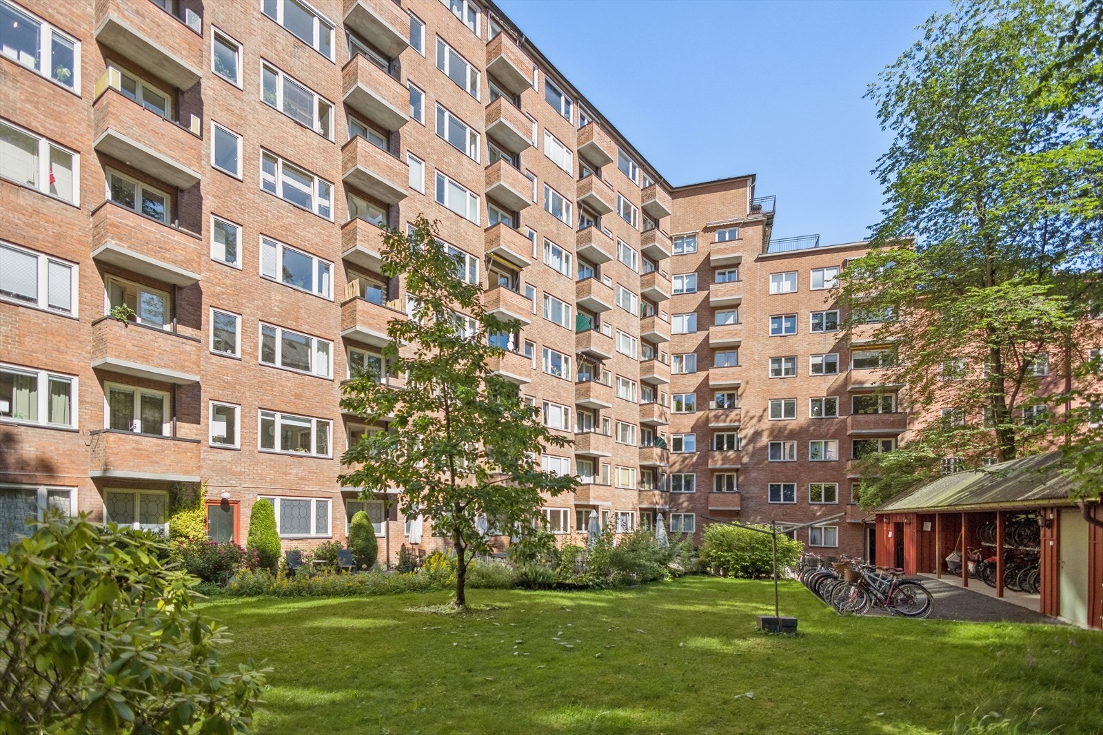 Sameiet har en hyggelig og grønn bakgård med opparbeidede uteområder og flere soner for opphold. Galleribilde
