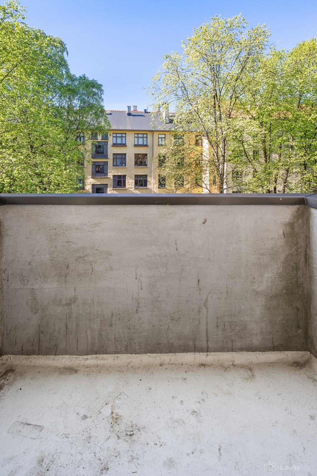 Balkongen er sydvendt og har plass til en liten sittegruppe. Galleribilde