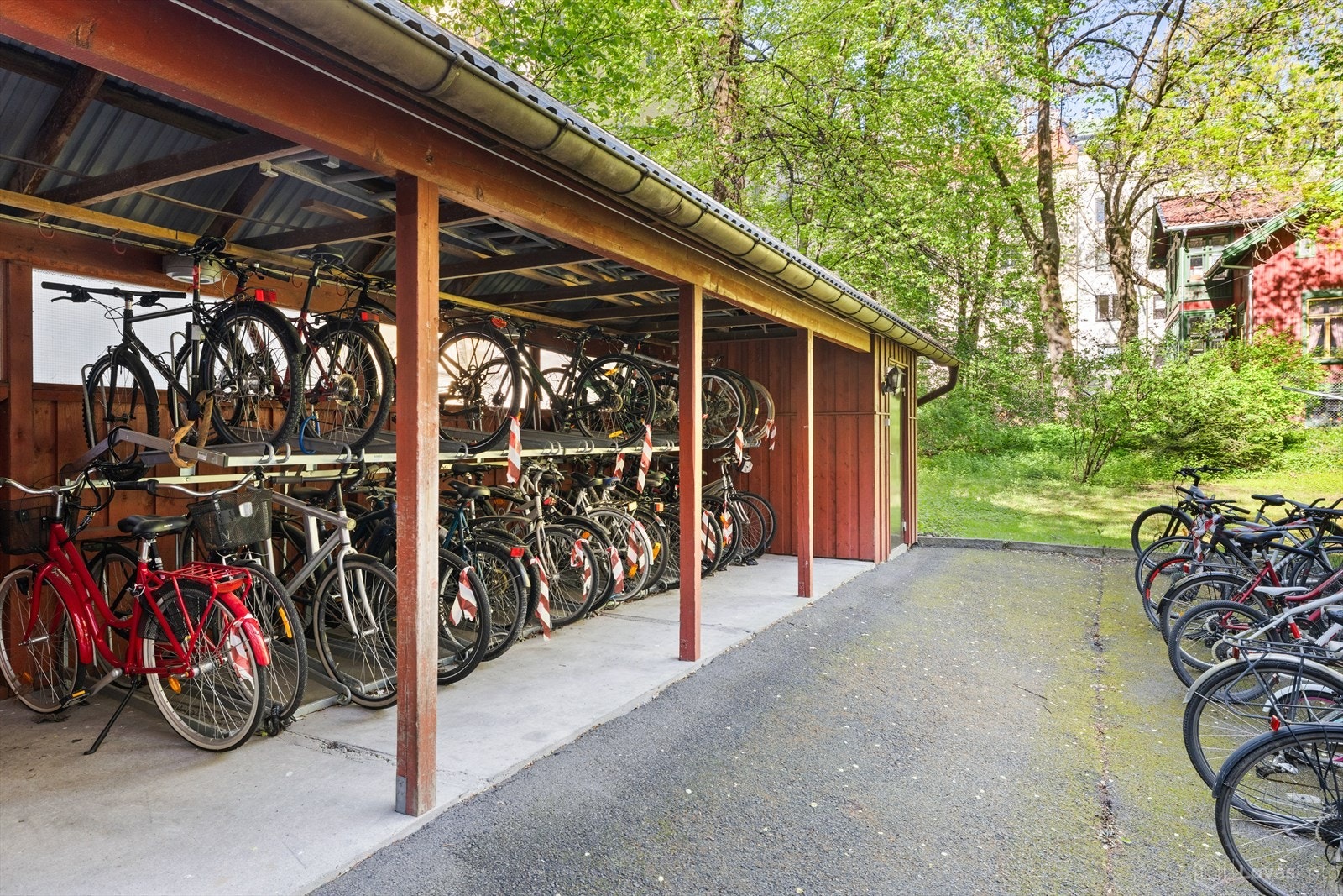 Det er etablert gode løsninger for sykkelparkering under tak. Galleribilde
