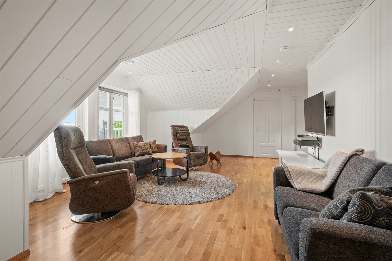 I boligens loftetasje er det en romslig loftstue med direkte tilgang på en solrik balkong. Galleribilde