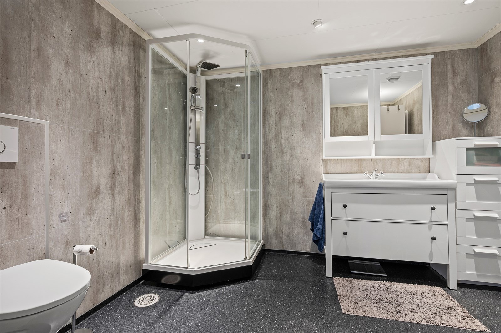 Her er det montert dusjkabinett, vegghengt toalett og praktisk servant. Badet har fått TG-1 av takstmann og fremstår i god stand. Galleribilde