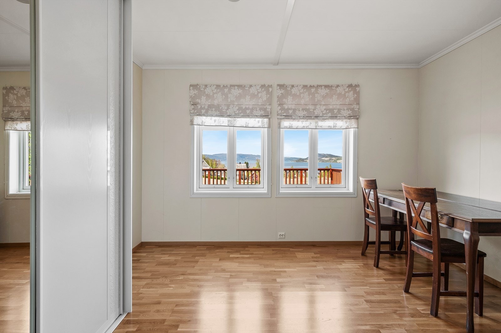 I hovedetasjen er det et soverom på gode 18,5m² som har god plass til både dobbeltseng og garderobeløsning. Galleribilde