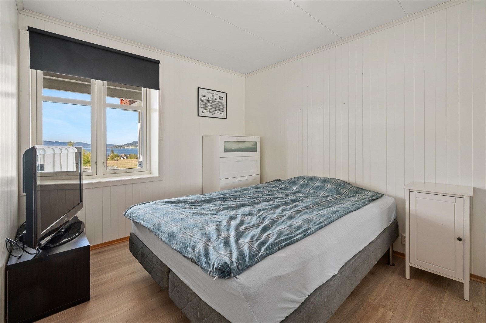 Utleiedelen har to gode soverom på hhv. 10,5m² og 6,5m². Hovedsoverommet har god plass til både dobbeltseng med nattbord og nyter godt av en romslig skyvedørsgarderobe. Galleribilde