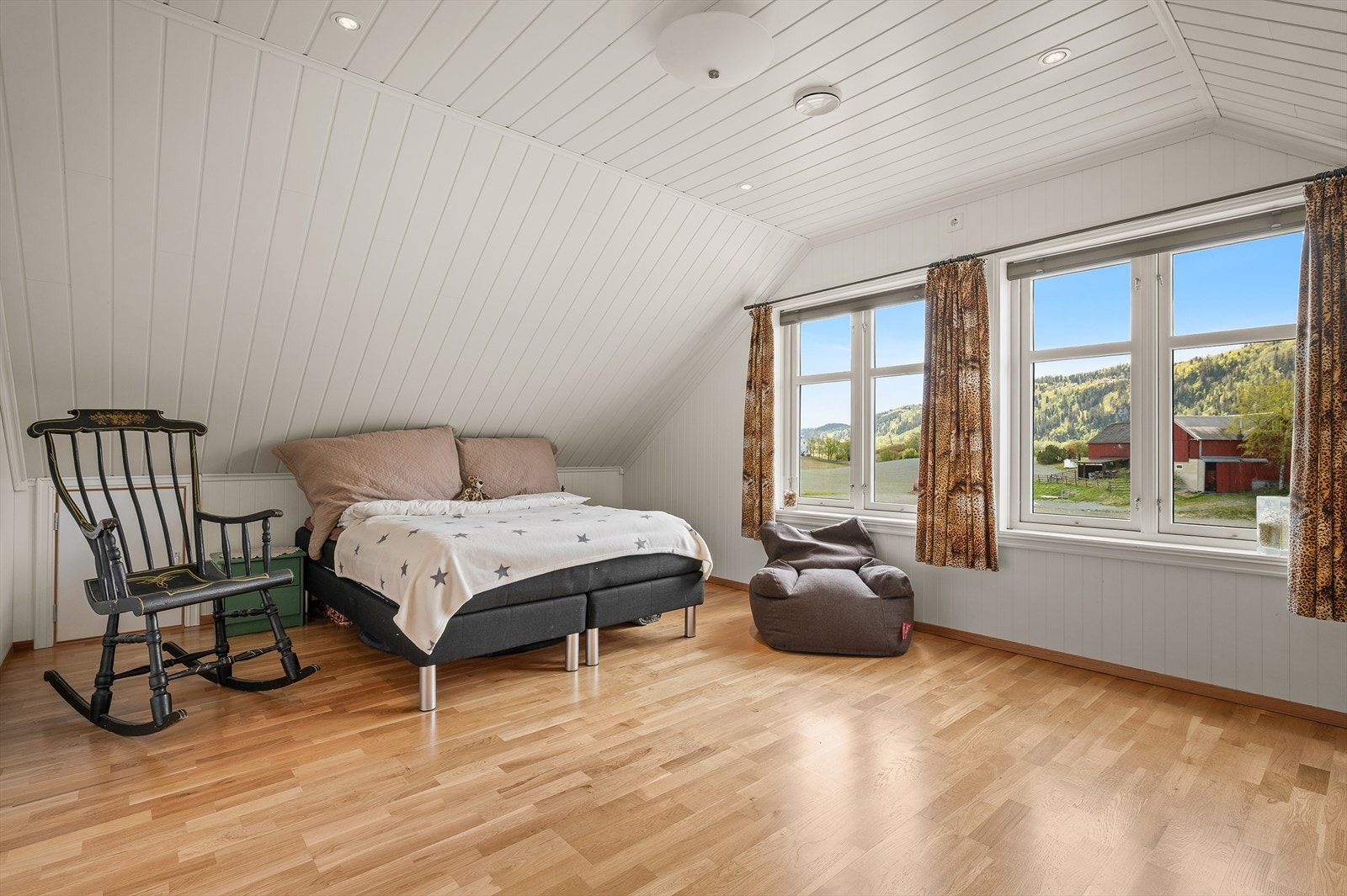 Det andre soverommet er på 18m² og har god plass til både dobbeltseng og div. garderobeløsning. Galleribilde