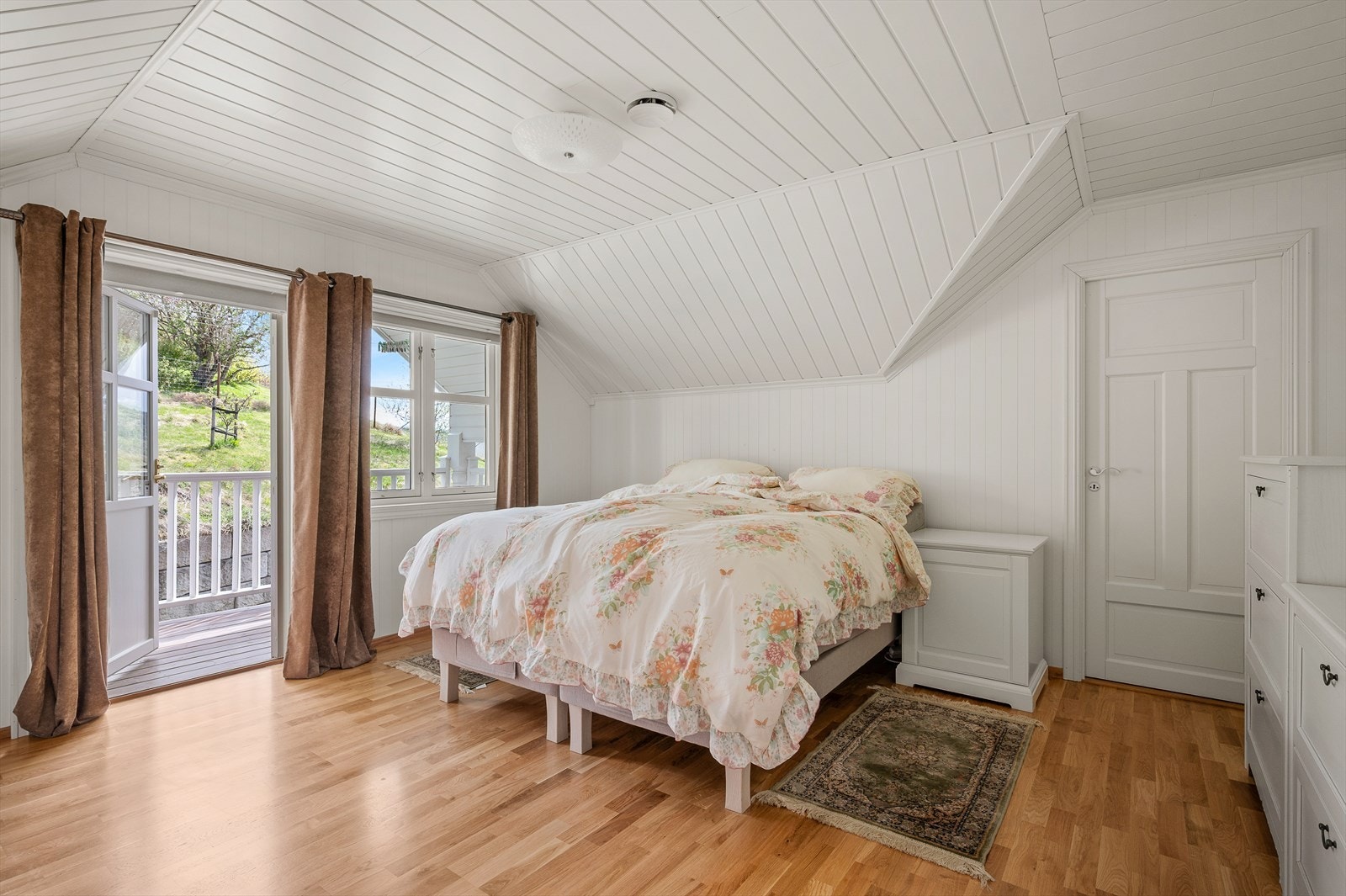 Boligen består av fem soverom, perfekt for storfamilien eller deg som trenger ekstra rom. Hovedsoverommet er på gode 17m² med egen balkong og walk-in. Galleribilde
