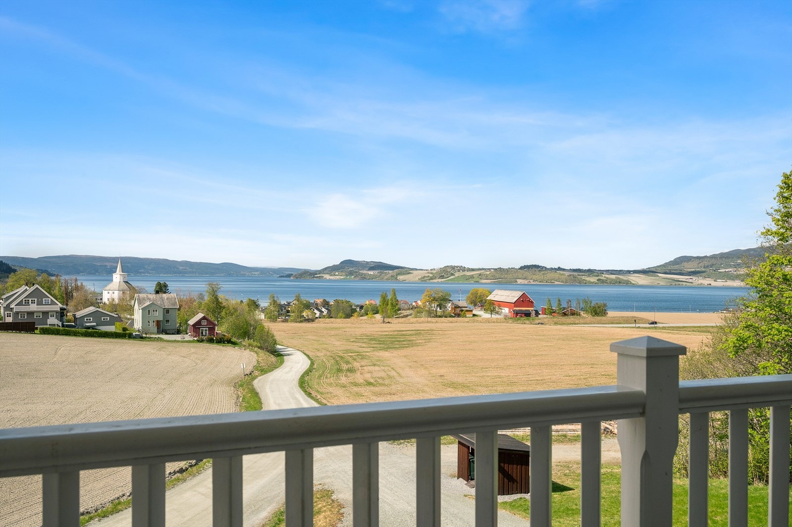 Vestvendt balkong med gode sol- og utsiktsforhold Galleribilde