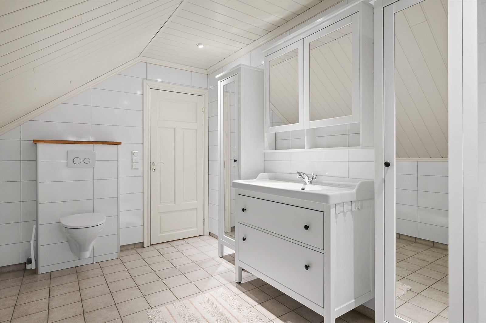 Her er det også montert vegghengt toalett og lagt downlights i himling. Galleribilde
