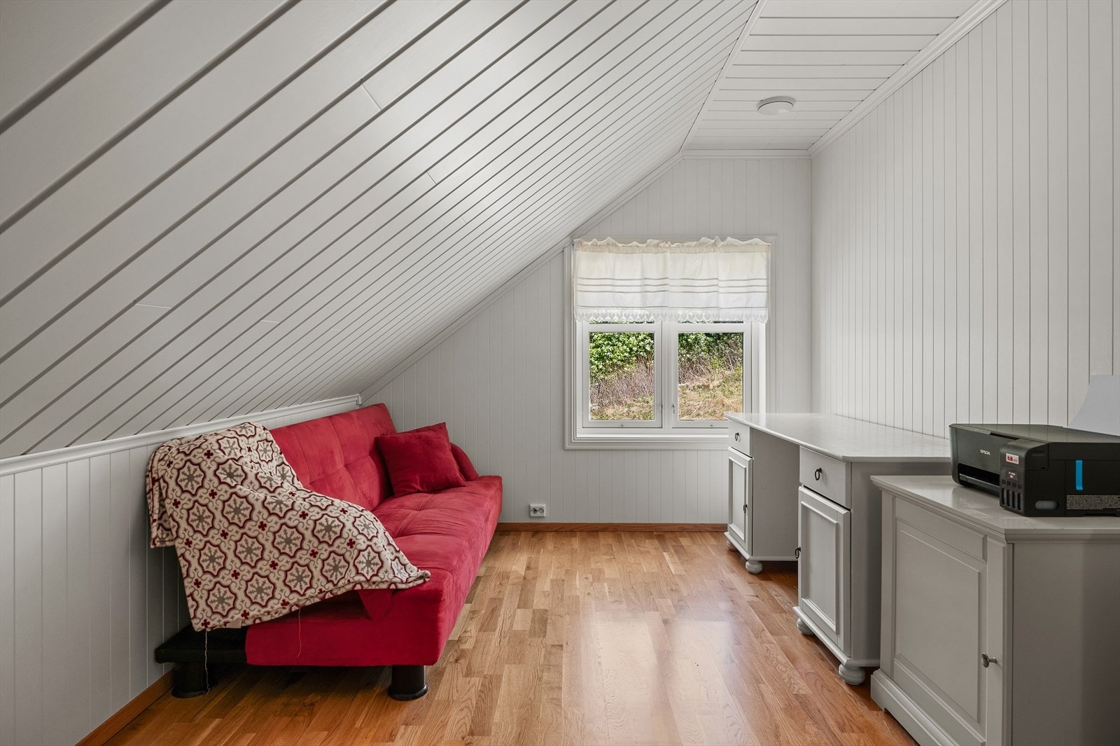 Det siste rommet i loftetasjen blir brukt som kontorrom og er på gode 9,5m². Galleribilde