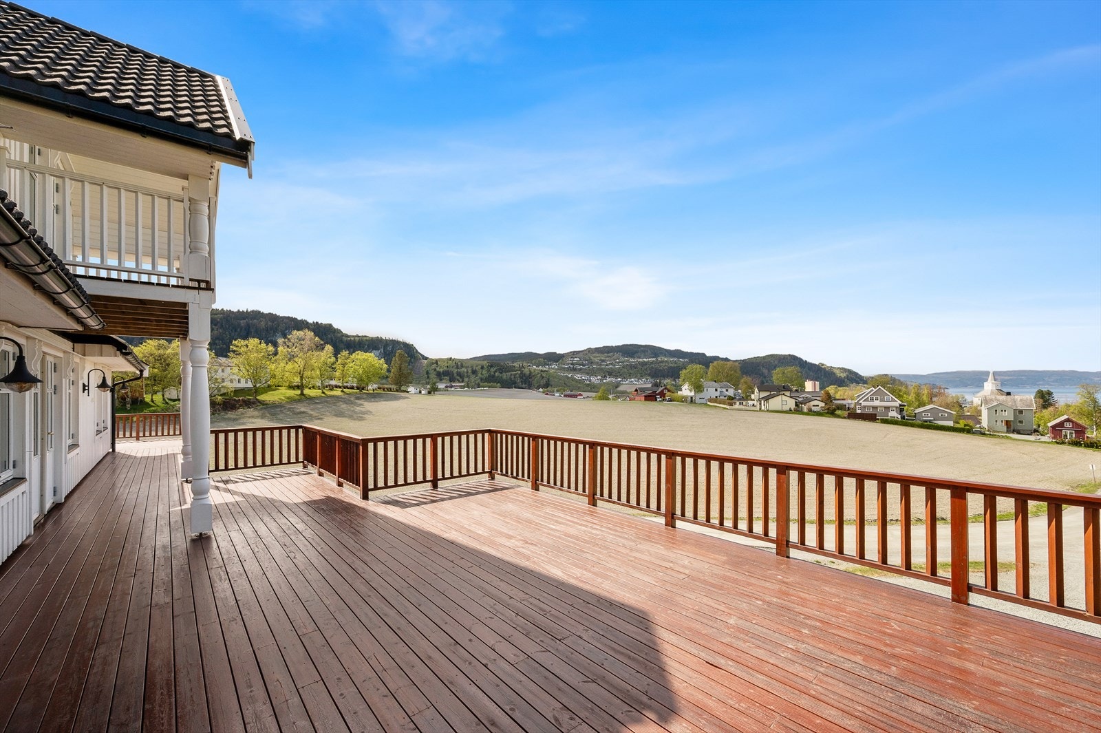 Fra stuen har man direkte tilgang på en vestvendt terrasse med gode sol- og utsiktsforhold. Galleribilde