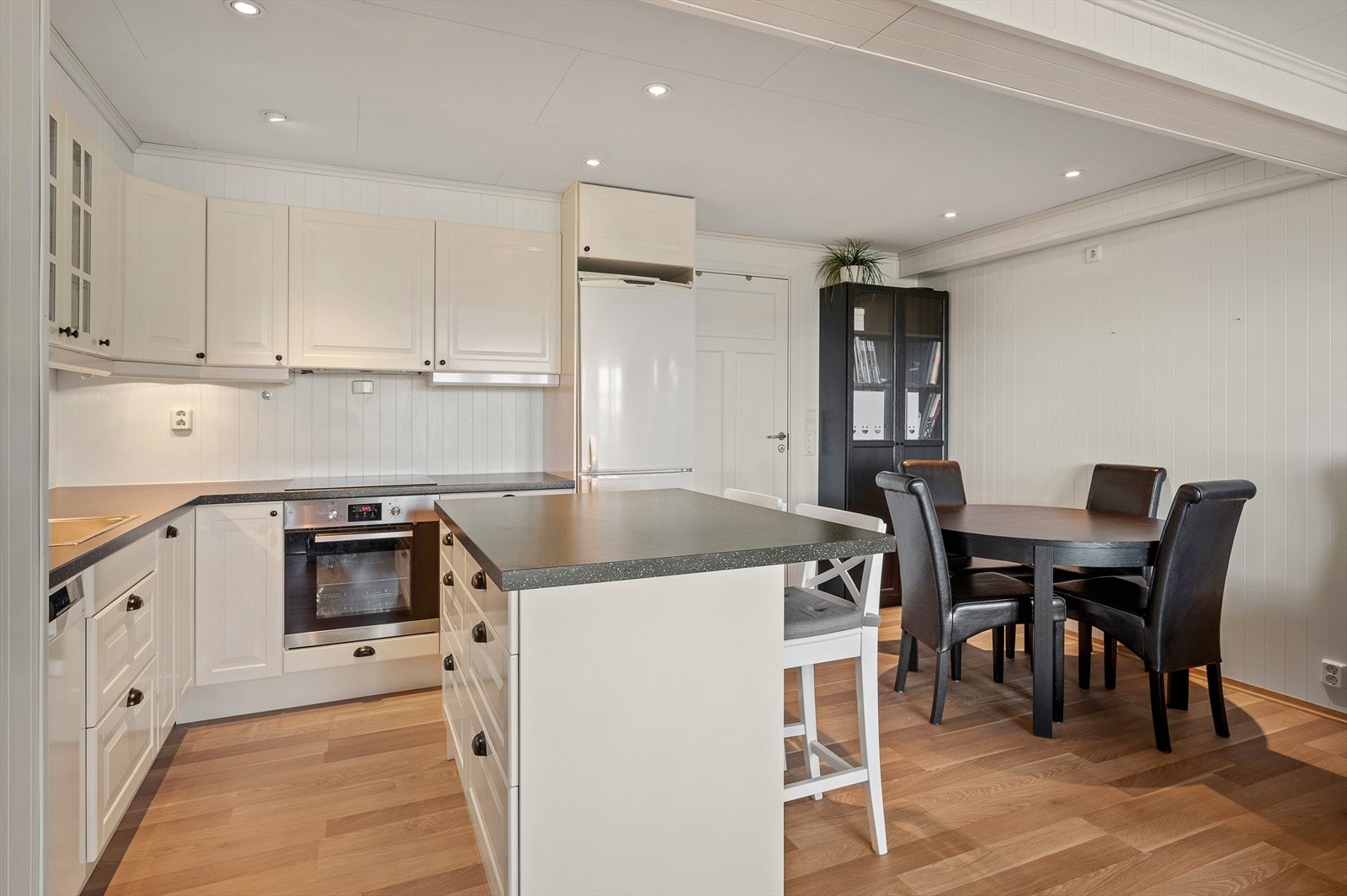 Her er det oppvaskmaskin, stekeovn med platetopp og kjøle/fryseskap. Her er det også en bod på 8m² som kan benyttes. Galleribilde