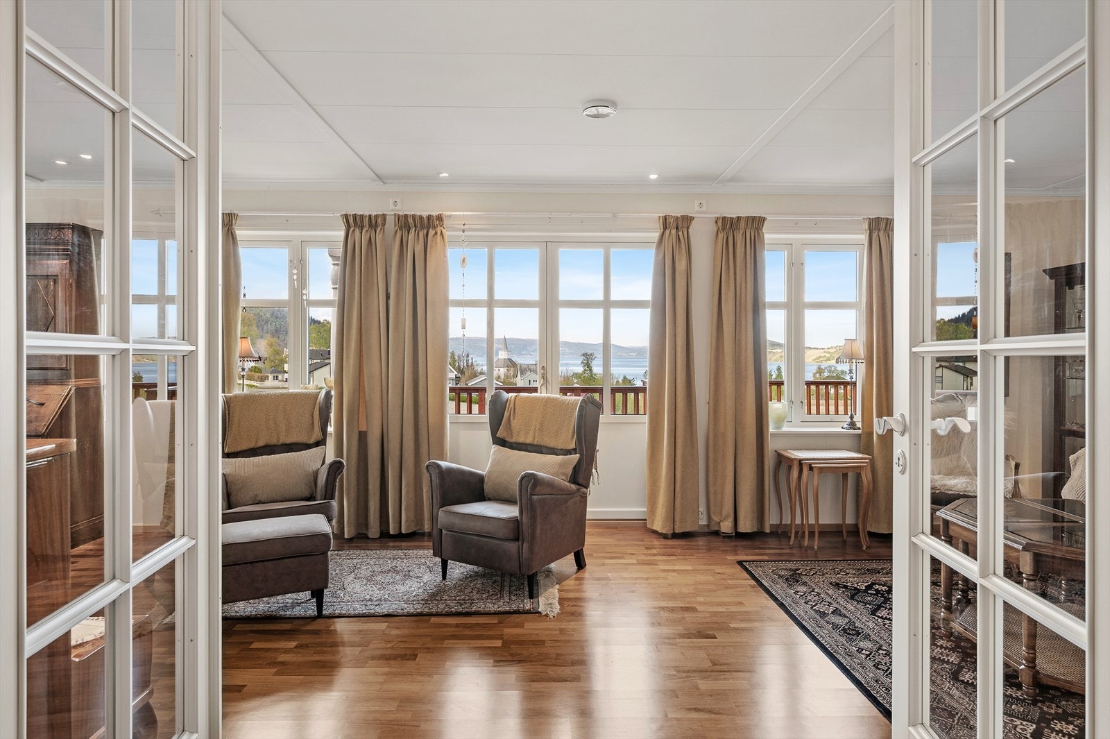 Fra hallen kommer man inn til en romslig stue på gode 48,5 m² med gode innredningsmuligheter. Galleribilde