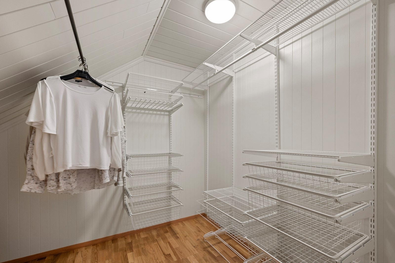 Walk-in garderobe på 5,5m² med gode muligheter for å etablere ulike løsninger. Galleribilde