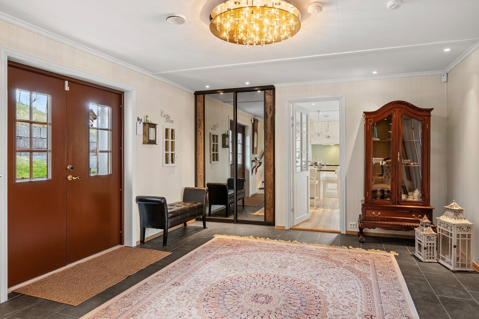 Praktisk entré med god plass - ideelt for en aktiv familiehverdag. Her er det også montert skyvedørsgarderobe for enklere oppbevaring. Galleribilde