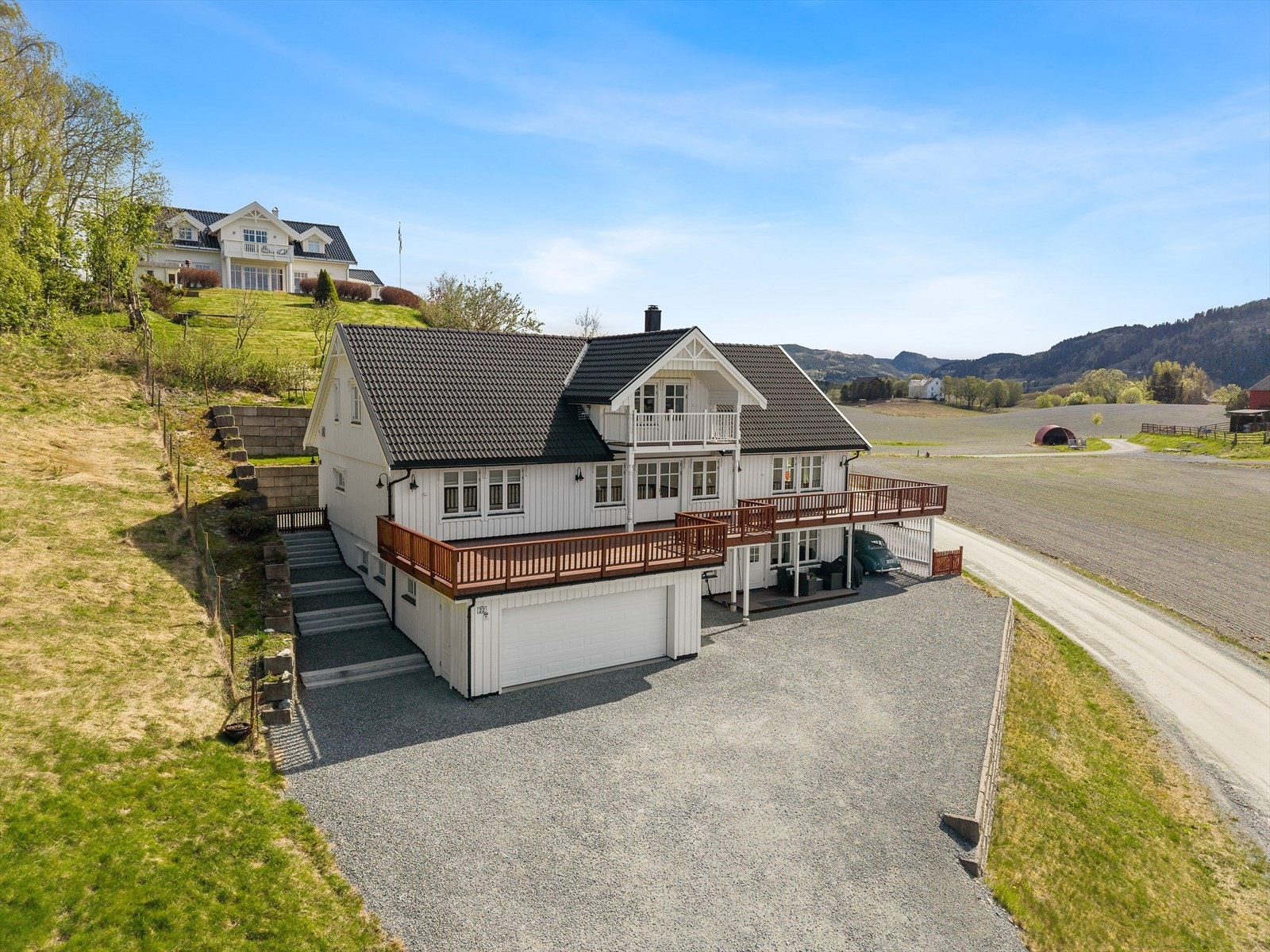 Her får du en sjelden enebolig på hele 408m² fordelt på tre plan, med blant annet en stor og solrik terrasse, utleie, garasje og carport. Galleribilde