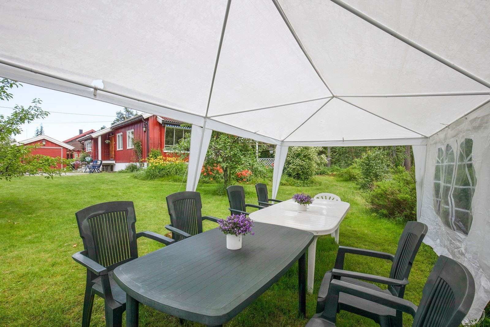 Sommeridyll - bord dekket ute, lyden av glass som klirrer, varme kvelder som aldri helt vil ta slutt. Galleribilde