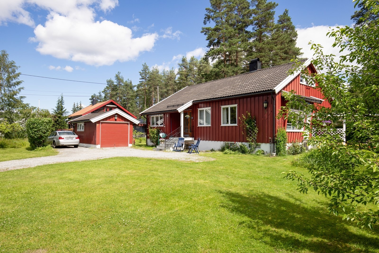 I grønne og fredelige omgivelser, hvor skogen nesten føles som en forlengelse av hagen, ligger dette sjarmerende og innholdsrike huset - et sted hvor roen senker seg med en gang du ankommer. Galleribilde
