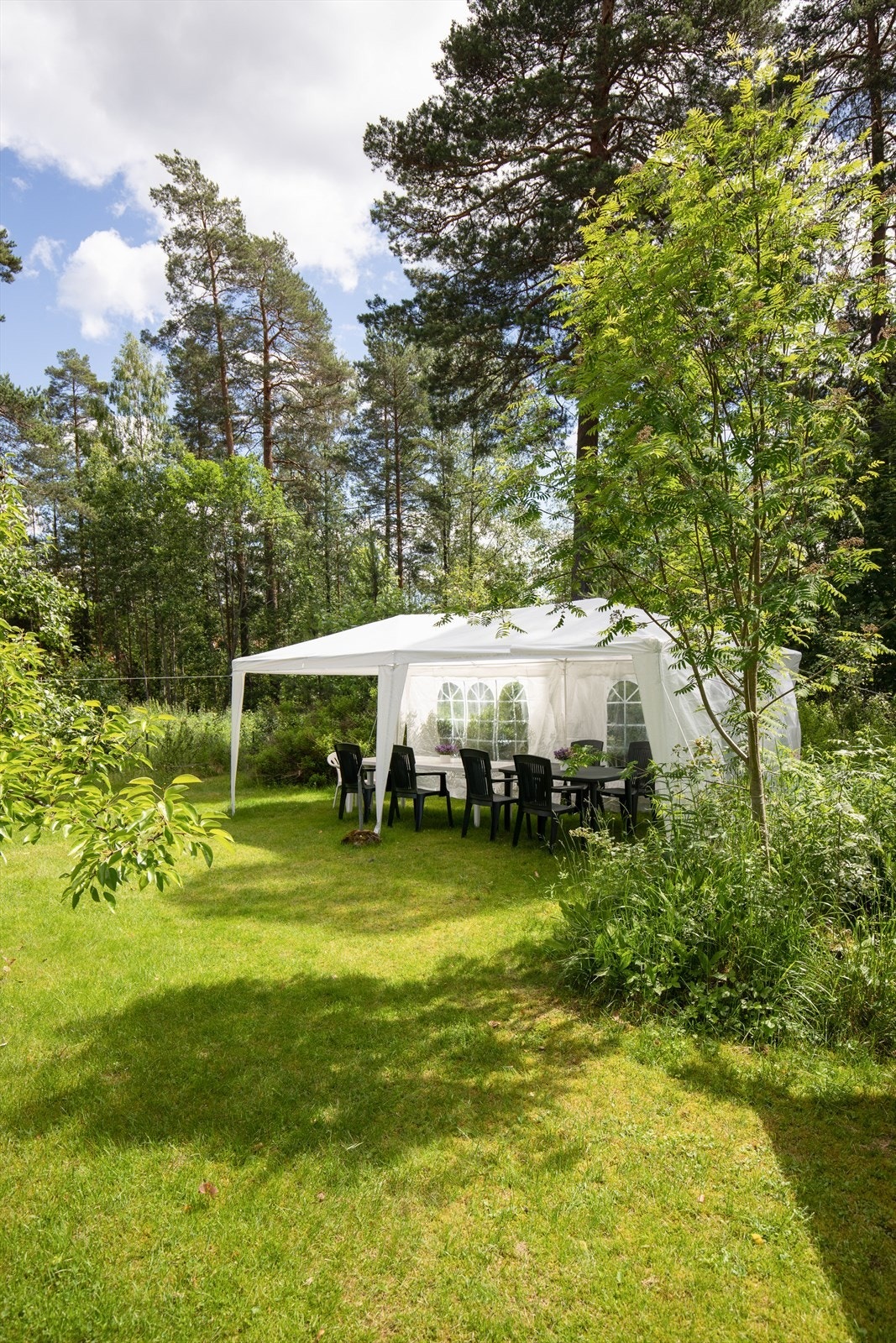 Her er det rikelig med plass til både lek, utfoldelse, hageglede og rolige øyeblikk i solen! Galleribilde