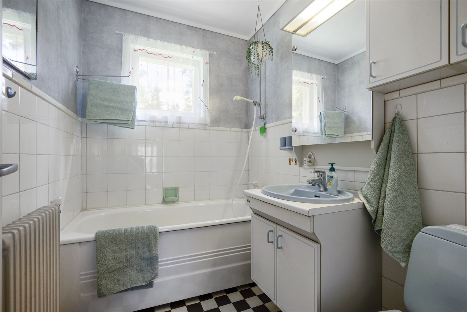 Baderomsinnredning bestod av badekar med dusjhode, servant med skap under, og gulvstående toalett. Badekaret er i dag byttet ut med dusjkabinett. Galleribilde