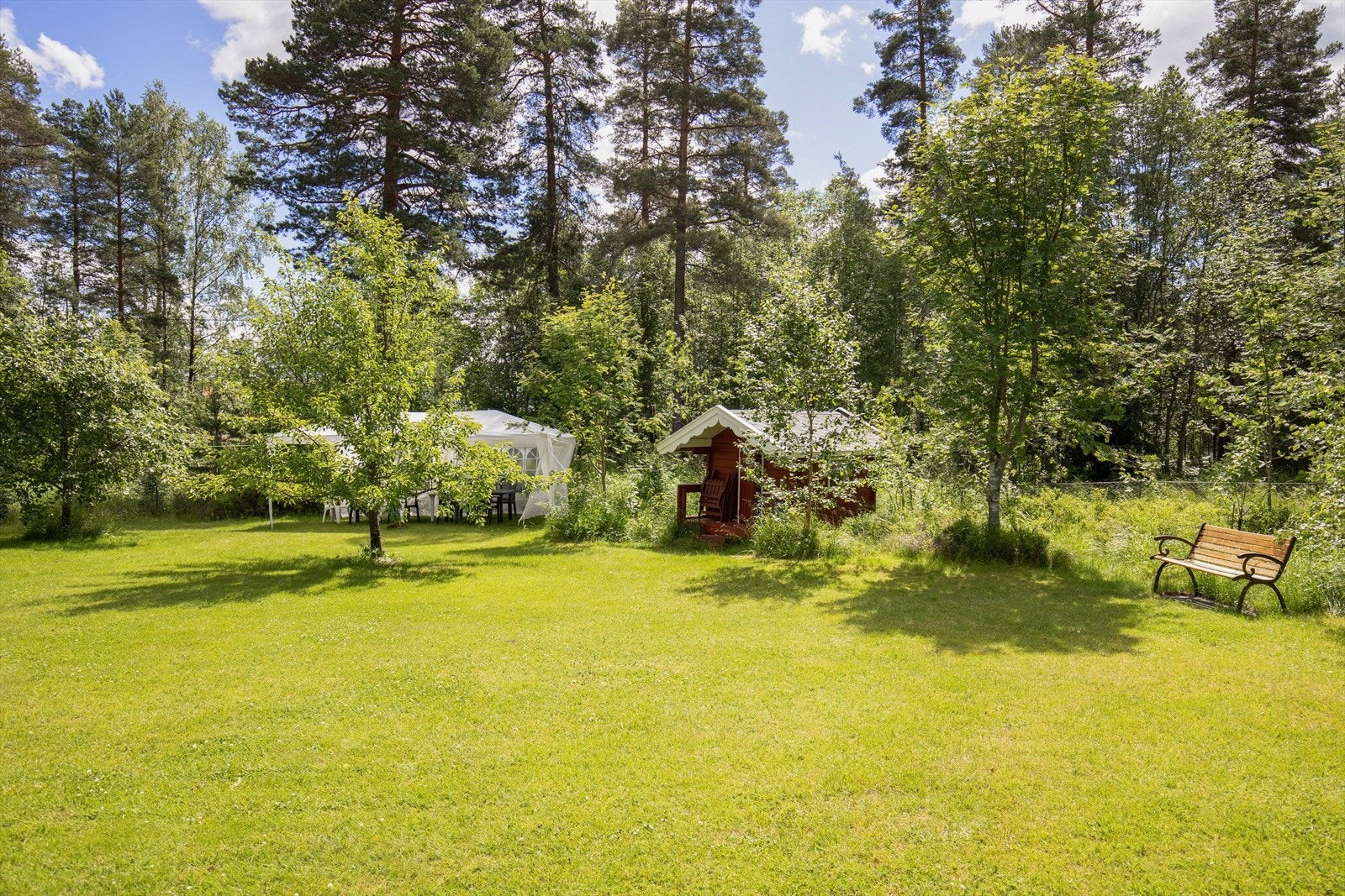 Eiendommen byr på en sjelden kombinasjon av tilbaketrukket idyll og sentral beliggenhet, med kort vei til skoler, barnehager, fritidstilbud, offentlig kommunikasjon og nærsenter. Galleribilde