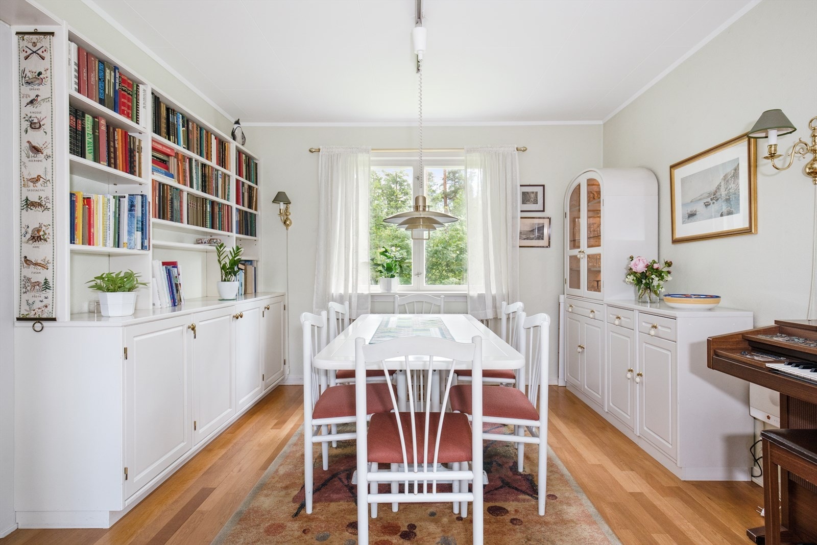 Her er det rikelig med muligheter for å samle familie og venner, i et rom som inviterer til både hverdag og hyggelige sammenkomster. Galleribilde