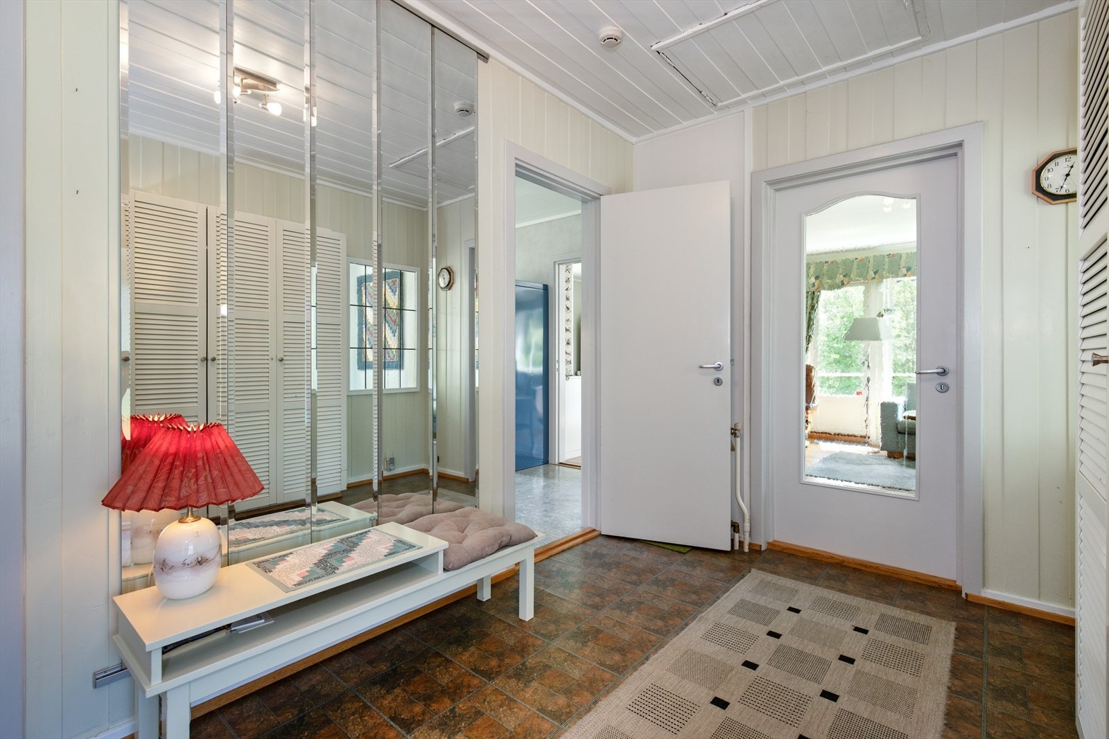 Fra entréen ønskes du velkommen inn i en lun og koselig gang som på naturlig vis binder sammen boligens rom.
Herfra er det adkomst til to soverom og bad, praktisk samlet i én del av boligen. Galleribilde