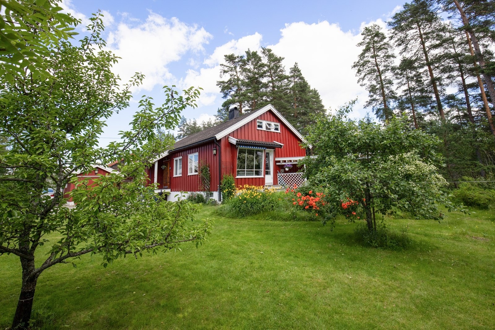 Boligen, som opprinnelig ble oppført i 1956 av tidligere Oppegård-ordfører O. Normann Sand, har en historie som sitter i veggene og en sjel som er lett å bli glad i. Galleribilde