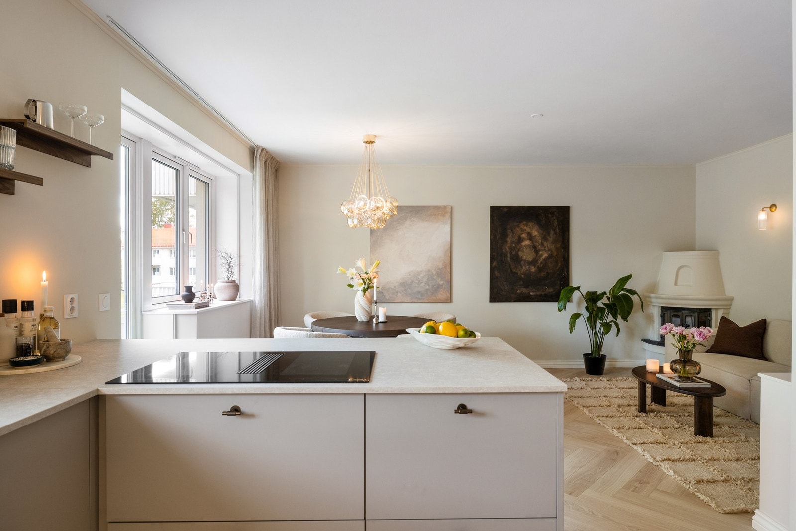 Godt med både lagring- og benkeplass på kjøkken. Galleribilde