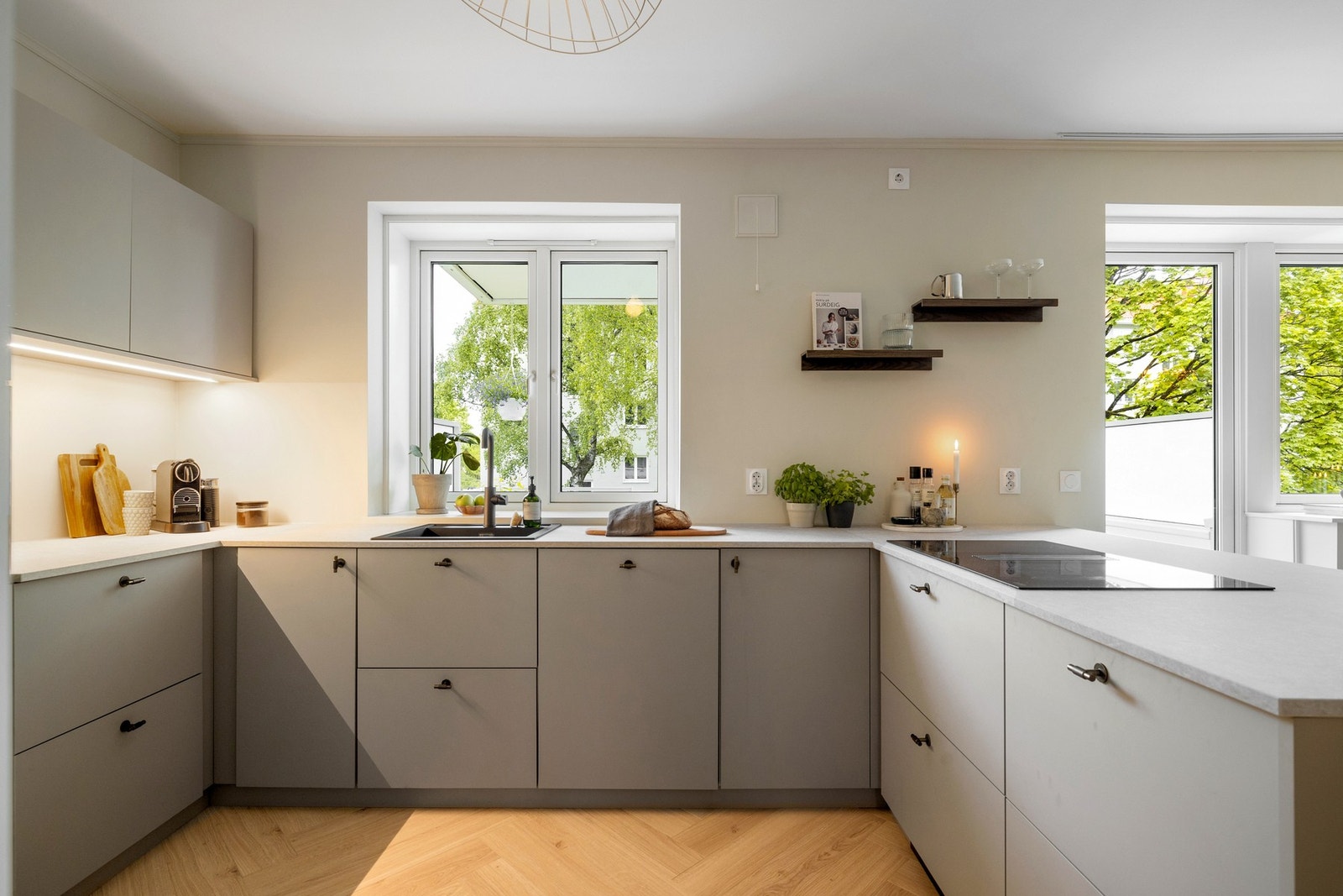 Ekstra bred benkeplate med nedfelt koketopp. Galleribilde