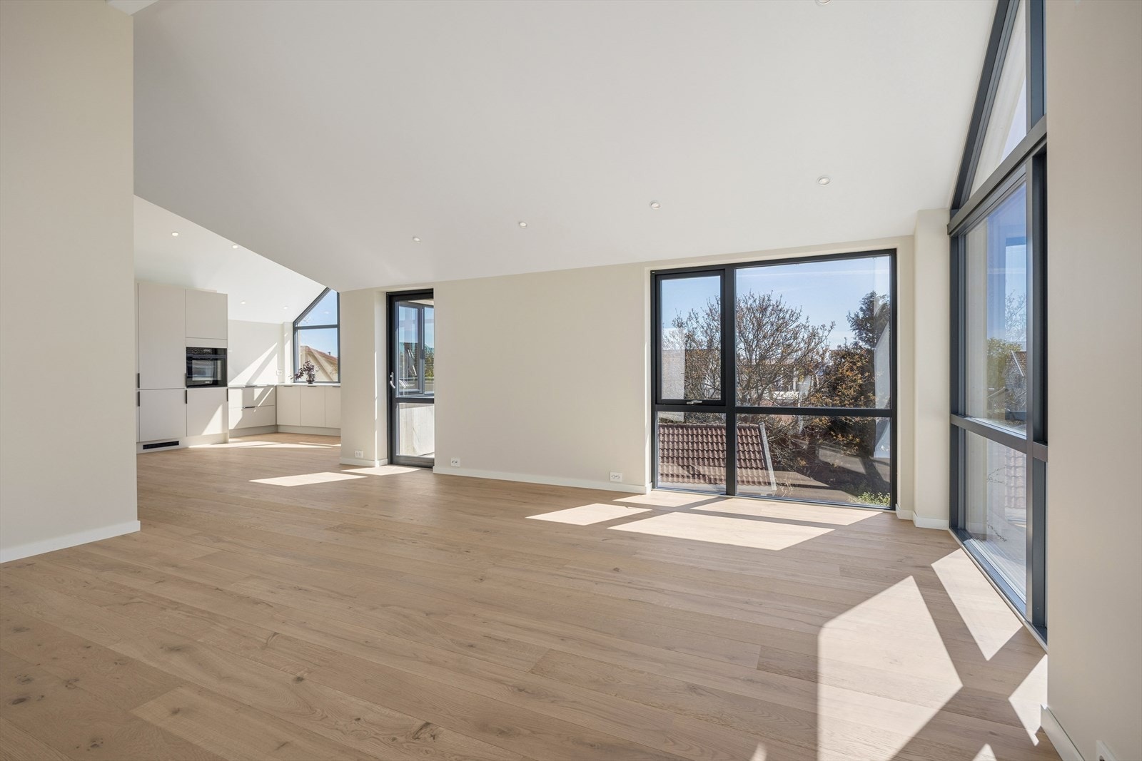 Store vinduer og takvinduer gir stuen en helt spesiell atmosfære. Galleribilde