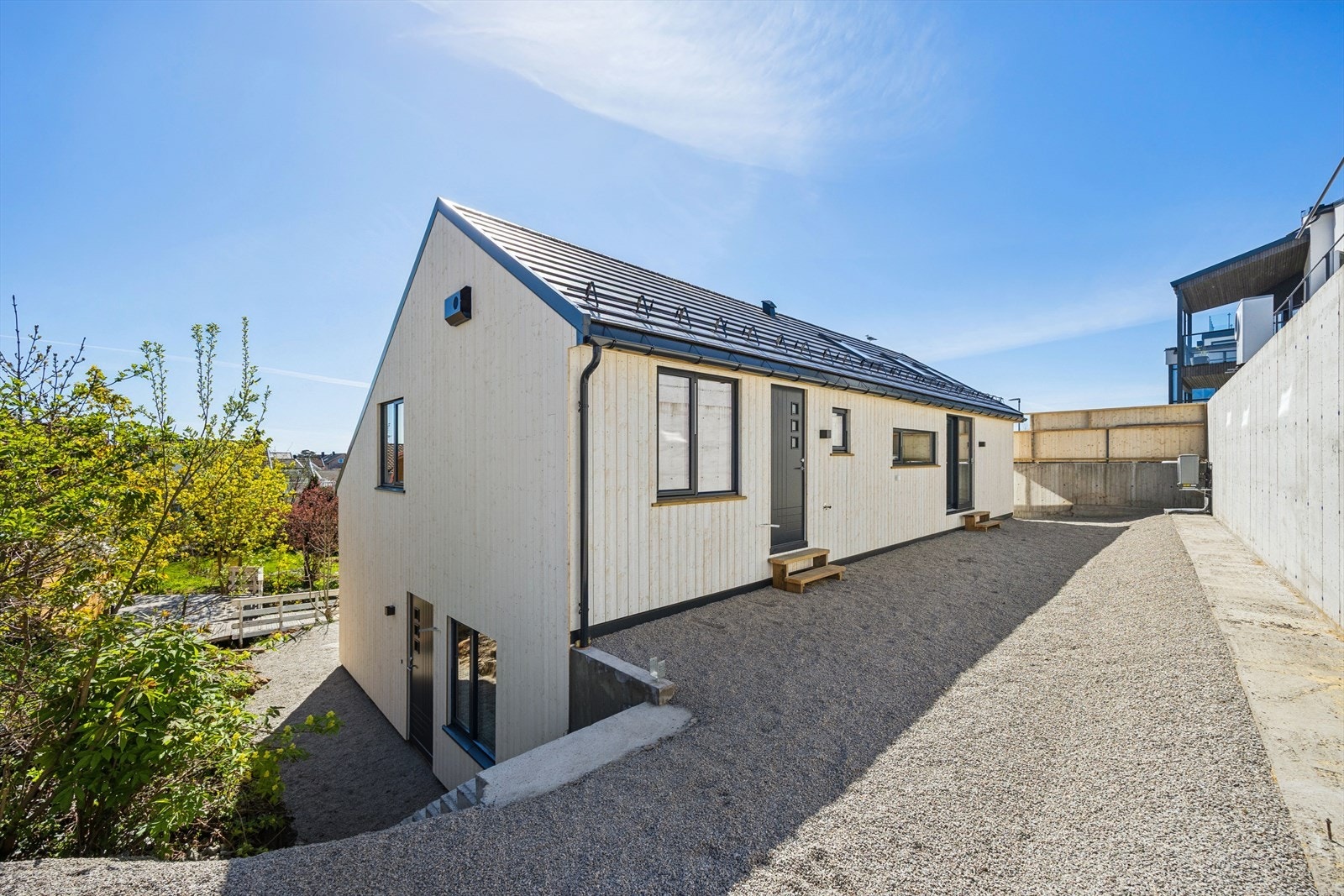 Baksiden av huset med usjenert og lun uteplass byr på mange bruksmuligheter. Galleribilde