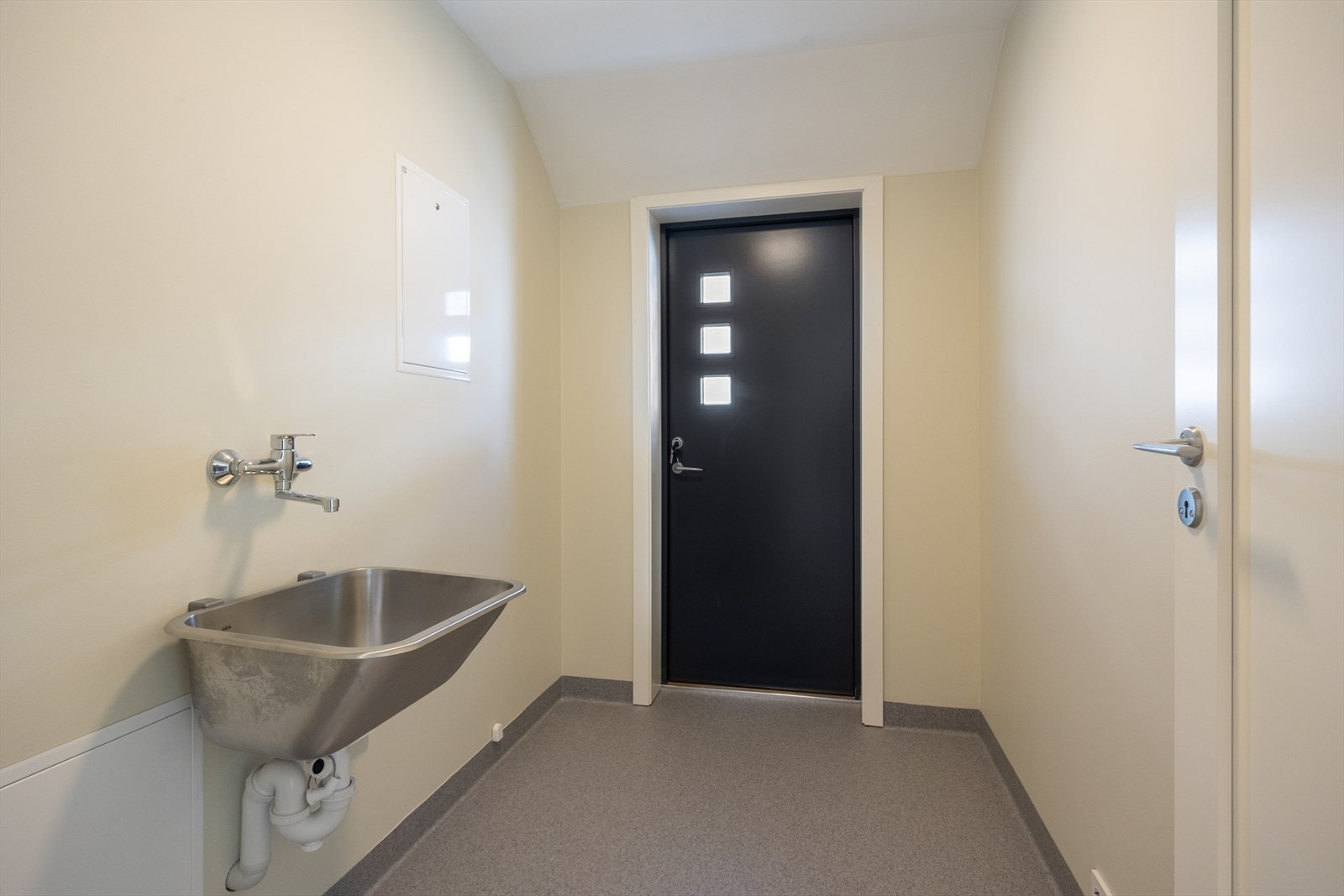 Bod med med sluk i gulv. Plass til vaskemaskin og tørketrommel. Dør ut til baksiden av huset. Galleribilde