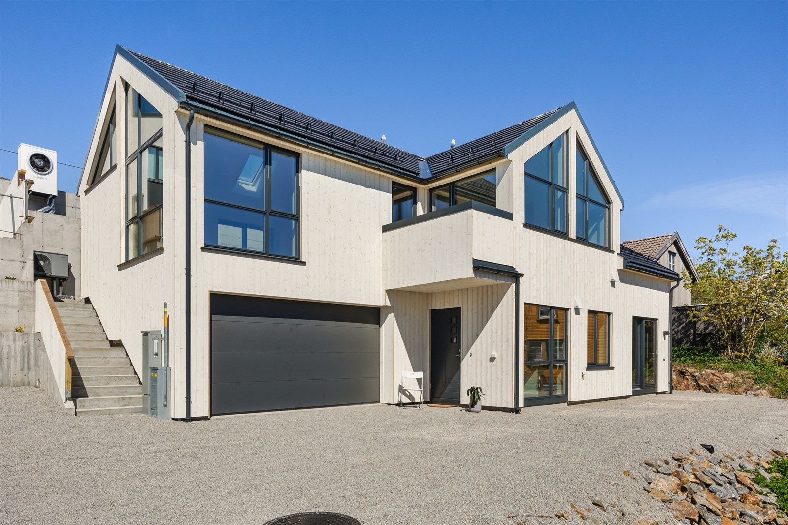 Enebolig over 2 plan med et moderne uttrykk. Huset er oppført med tanke på et enkelt utvendig vedlikehold. Galleribilde