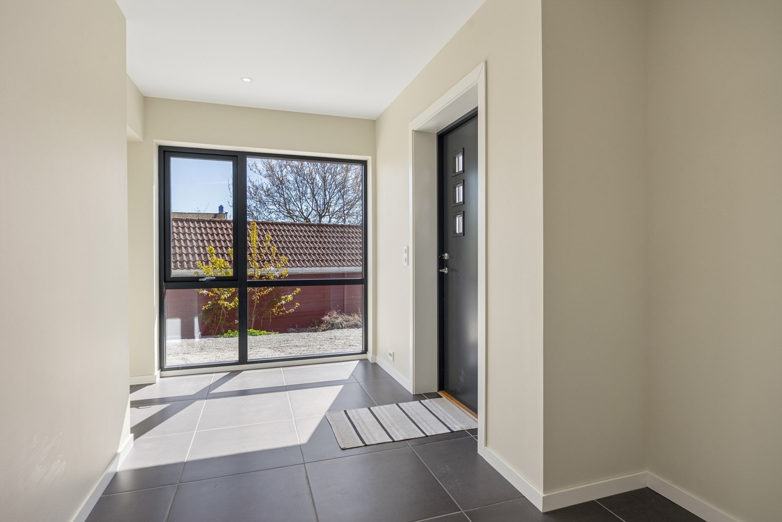 Hovedinngangen er lys og innbydende med god plass til garderobe løsninger. Galleribilde
