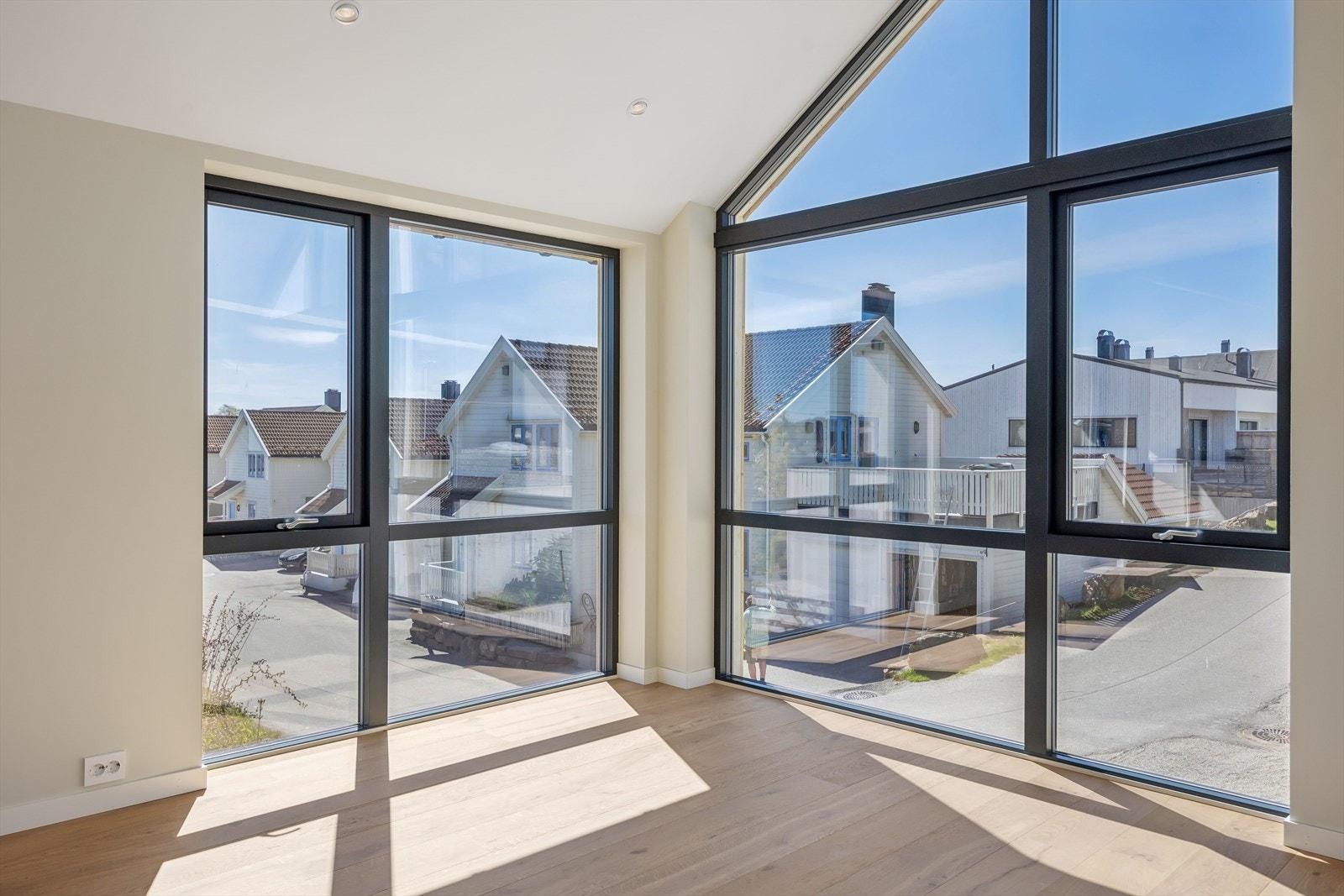 Fra stuen er det utsikt utover nærområdene. Galleribilde