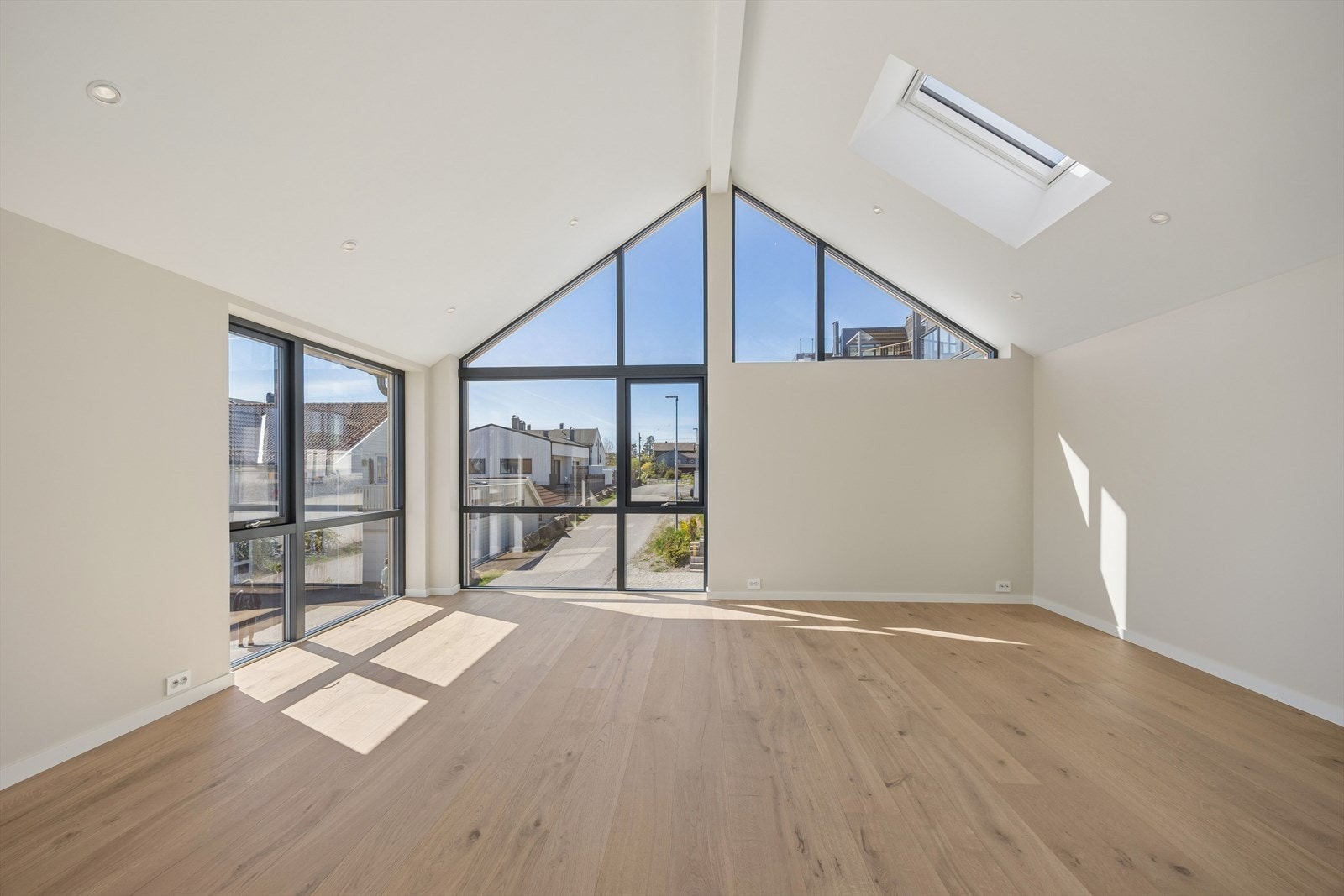 Stuen er lys og innbydende med stor vindusflater. Galleribilde