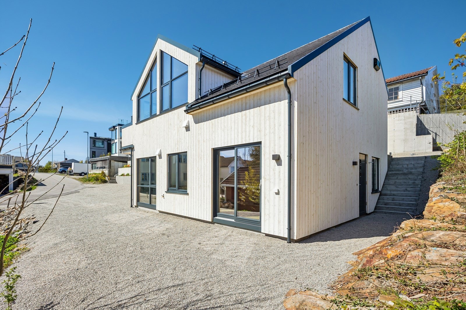 Inngangen til hybelen ligger på motsatt side av hovedinngangen. Galleribilde