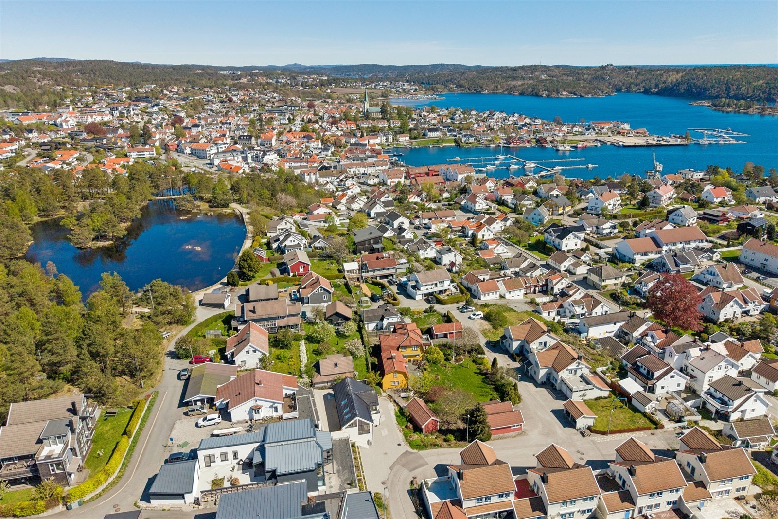 Eiendommen ligger nær sentrum og like ved det fine friområdet rundt Springvanns stemmen. Galleribilde
