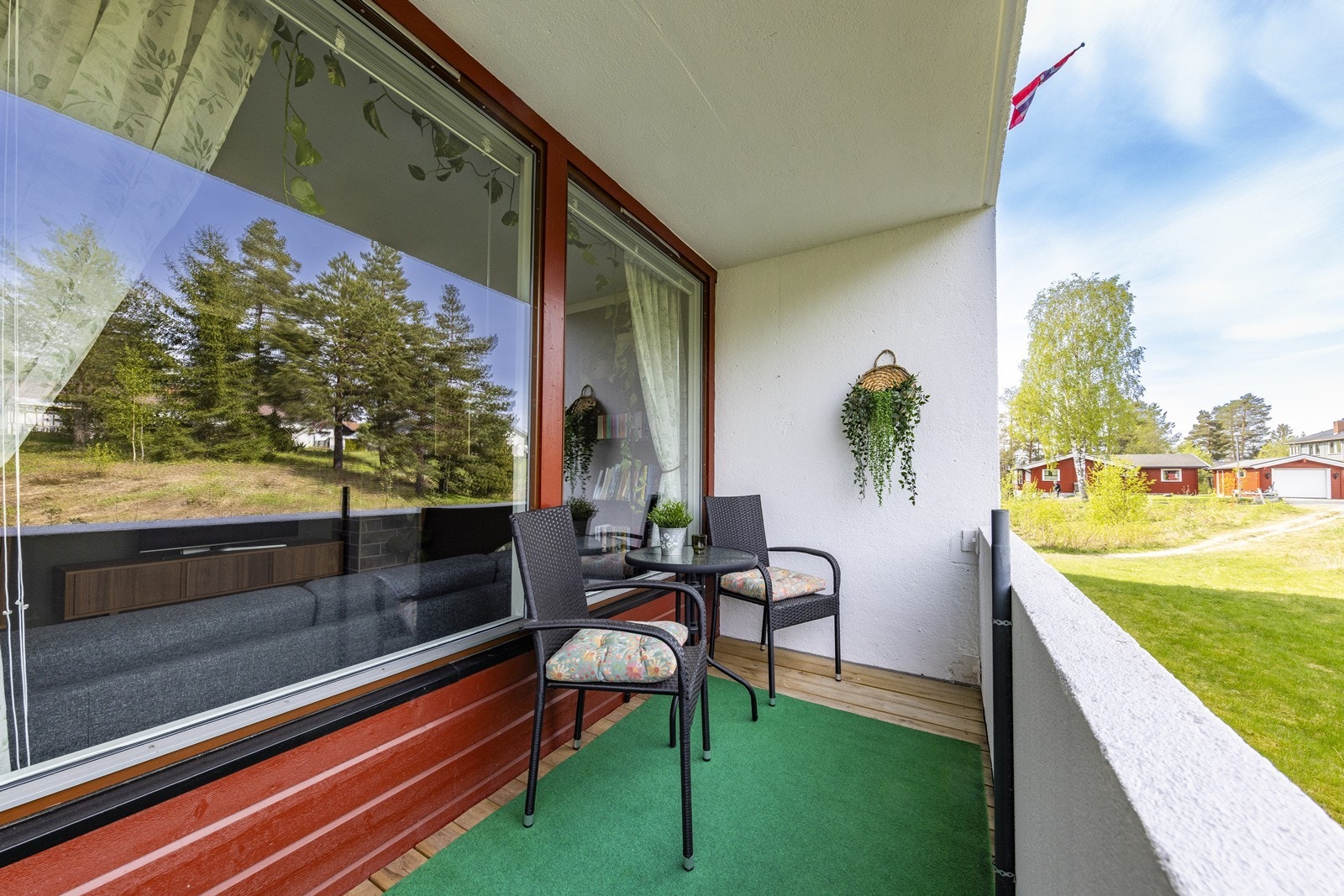 Balkongen på 8 m² er et fint uterom med plass til en liten sittegruppe. Galleribilde