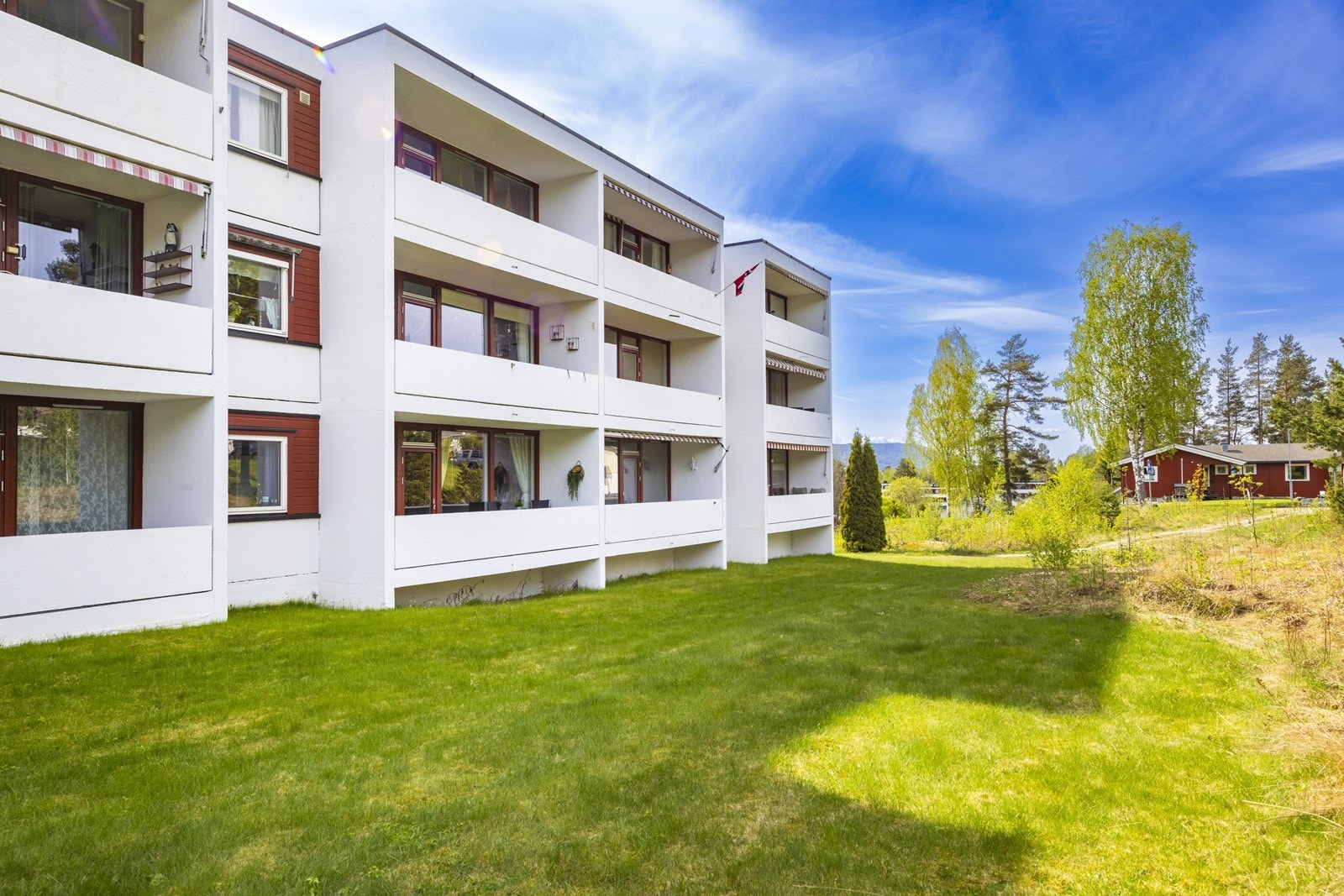Borettslaget har felles opparbeidede uteområder med plen. Galleribilde