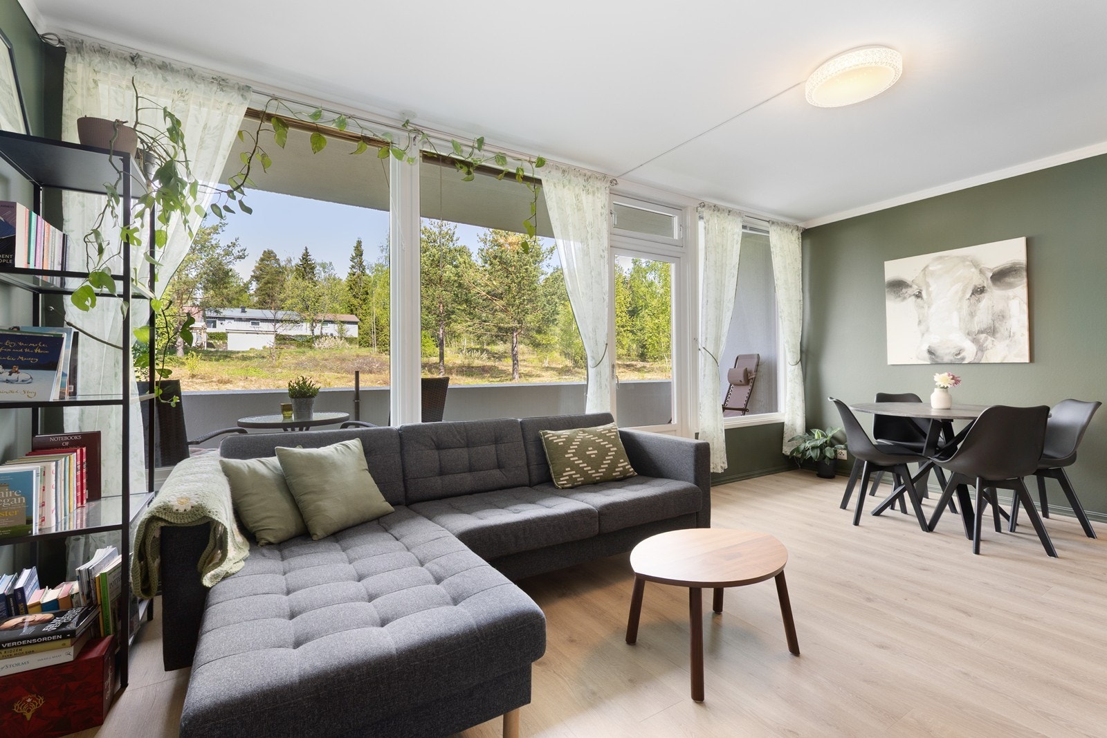 Store vindusflater slipper inn rikelig med dagslys og gir en åpen romfølelse. Galleribilde