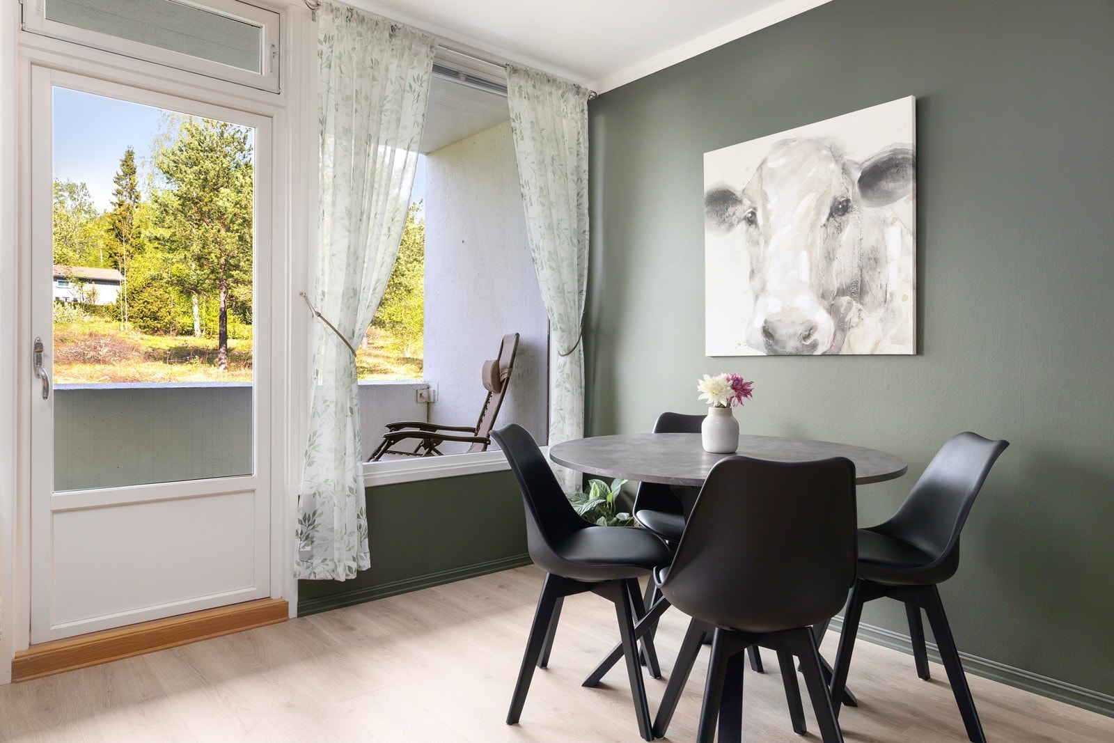 Fra stuen er det utgang til balkong. Galleribilde
