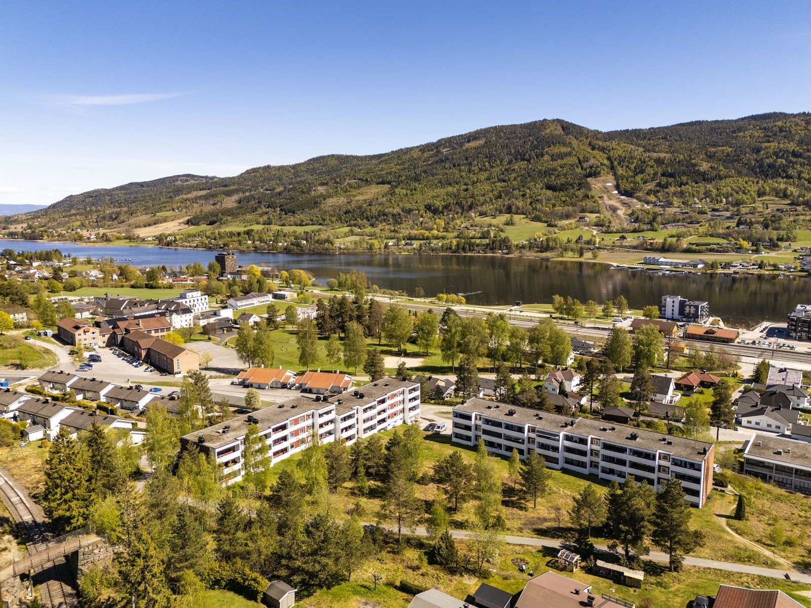 Området er omkranset av grønne arealer, og turmulighetene i skog og mark starter praktisk talt rett utenfor døren. Galleribilde
