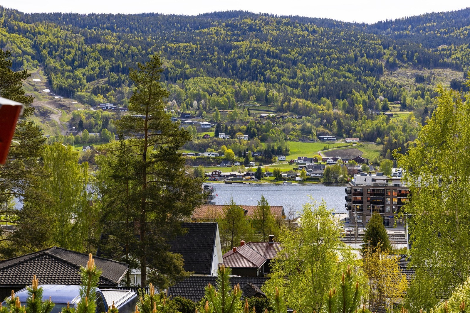 Fra leiligheten er det utsikt over nærområdet og Vikersund. Galleribilde