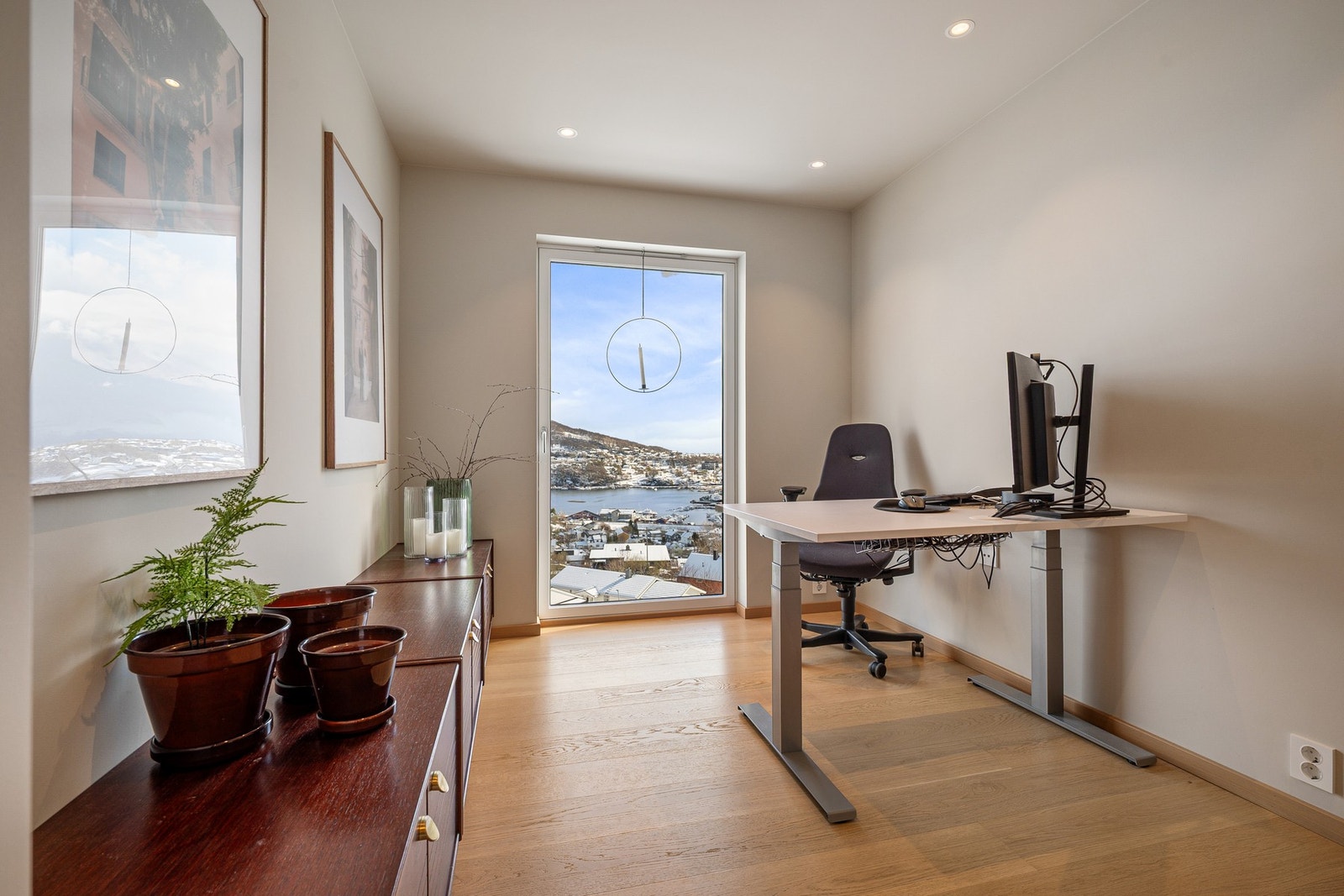 Praktisk hjemmekontor Galleribilde