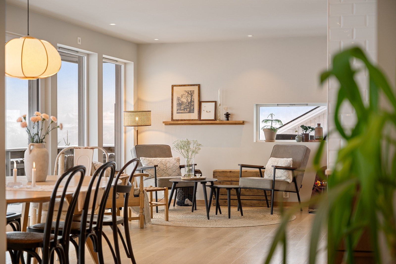 Listefritt, downlights og brede vinduskarmer med plass til blomster, lys og pynt Galleribilde