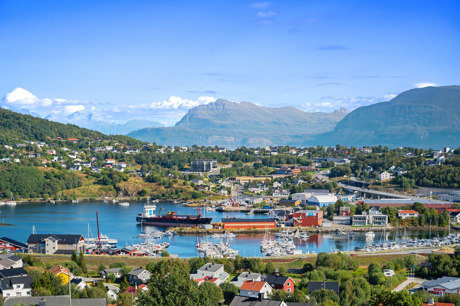 Eiendommen ligger høyt og har fantastiske utsiktsforhold! Galleribilde