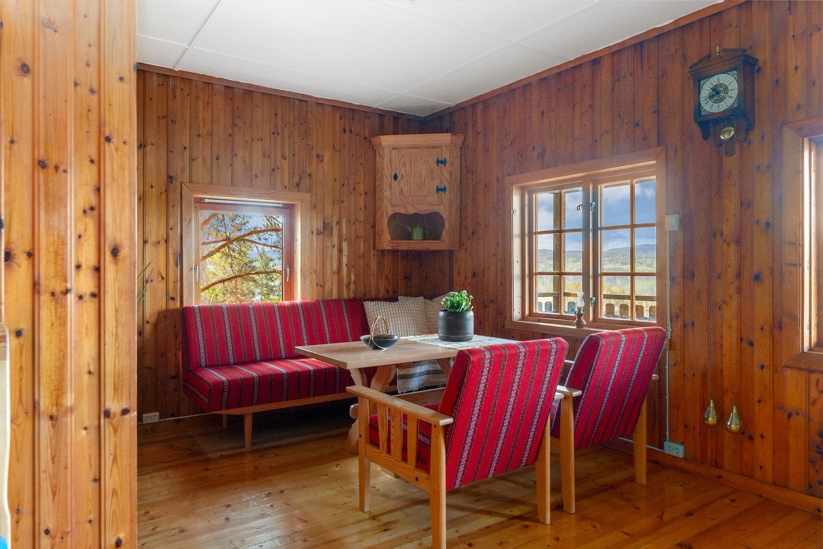 Hjørnekroken i stuen gir en fin plass for en sittegruppe med utsikt. Galleribilde