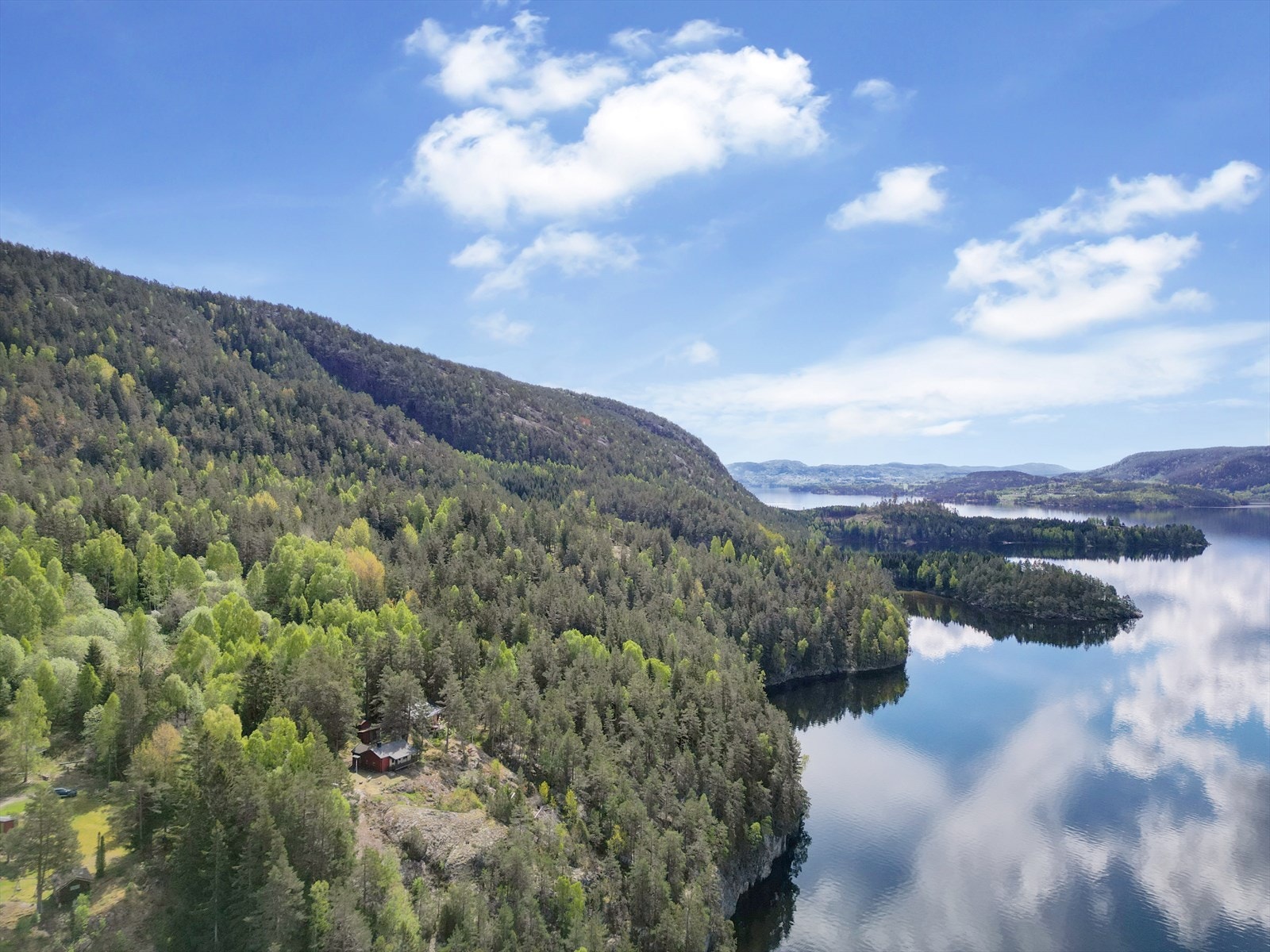 Fra hytta er det ca. 10 km til Gvarv sentrum med matbutikker. Galleribilde