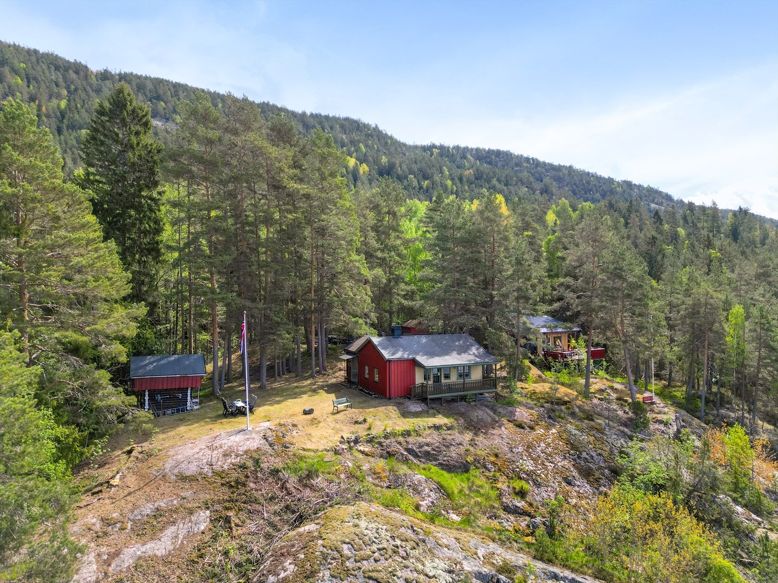 Beliggenheten i Ottersnes på Akkerhaugen er både usjenert og naturskjønn. Galleribilde