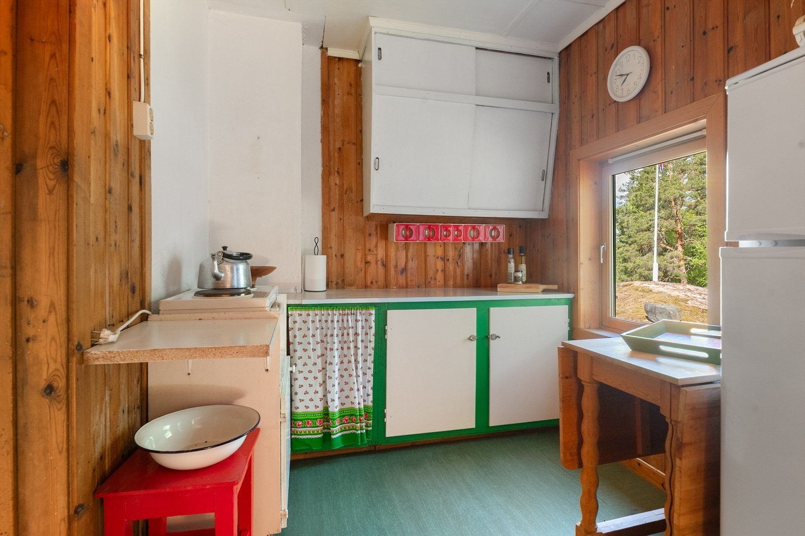 Kjøkkenet er et eget rom med innredning med glatte fronter og benkeplate i laminat. Galleribilde